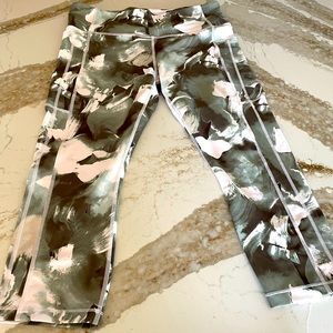 Athleta Ultimate Stash Capri. EUC Size L